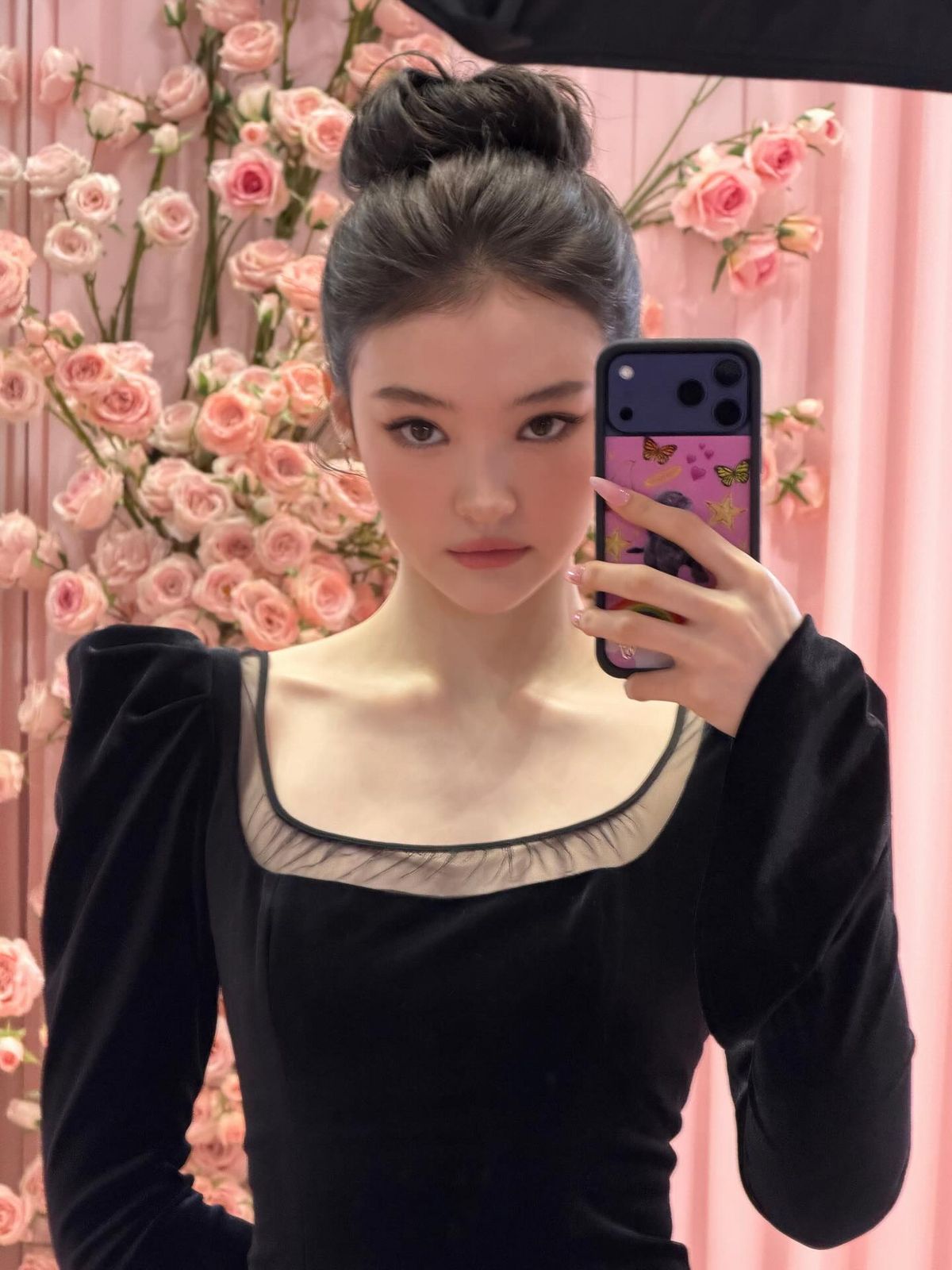 베이비 잔머리로 포인트를 준 엘라 ㅣ 인스타그램 @meovv