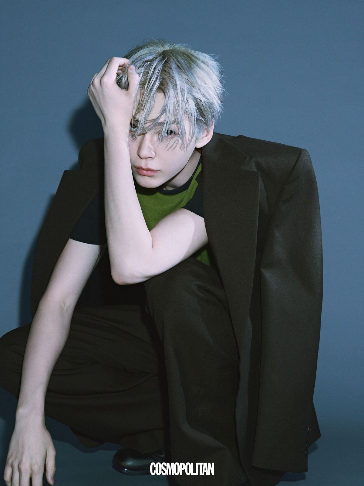 재킷, 팬츠 모두 RECTO. 티셔츠 WINFARLAB. 슈즈 MAISON MARGIELA.