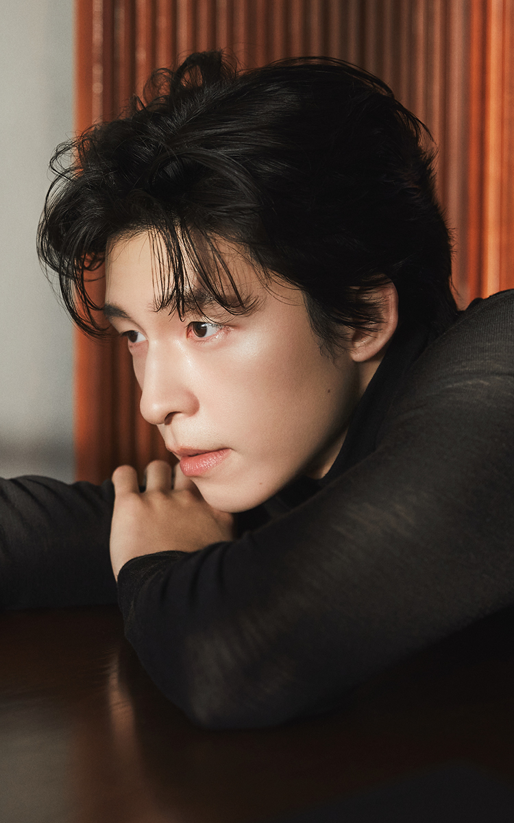 홍경은 무슨 향이 날까? 아르마니 프리베와 함께한 홍경 인터뷰