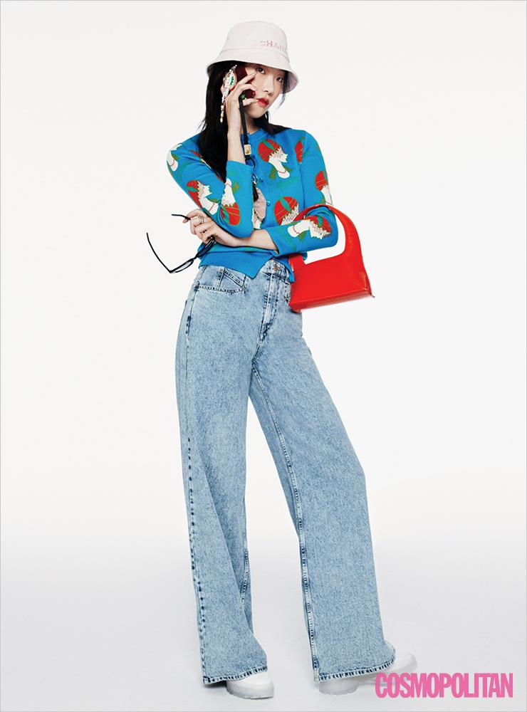 카디건 82만원 모스키노. 와이드 데님 팬츠 89만9천원 이자벨 마랑. 버킷 해트 가격미정 샤넬. 손에 든 선글라스 42만원 하이칼라. 반지 각각 8만9천원 모두 일레란느. 숄더백 25만8천원 오소이. 스니커즈 11만9천원 리복.