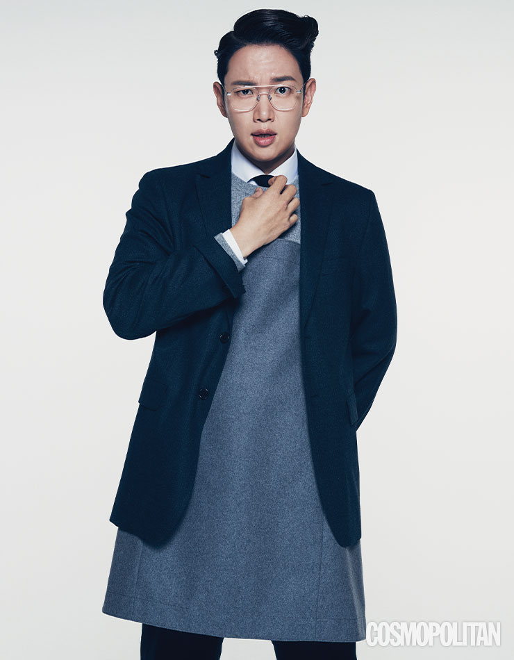 재킷 33만5천원, 팬츠 15만원 모두 코스. 니트 톱 25만9천원 지오지아. 셔츠 가격미정 로드앤테일러. 에이프런 17만5천원 코스 아카이브 에디션. 안경 21만5천원 뮤자크. 타이 스타일리스트 소장품.