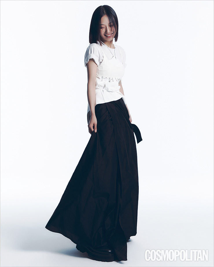 참 장식이 달린 비키니 톱 가격미정 닙그너스. 레이어드한 뷔스티에 1백20만원대 마티체브스키 by 아데쿠베. 이너 톱 가격미정 생 로랑. 롱스커트 가격미정 디올. 슈즈 가격미정 셀린느.