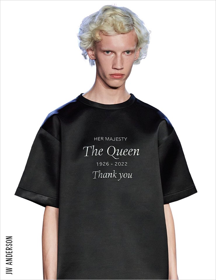 ‘THE QUEEN THANK YOU’라고 적힌 그래픽 티셔츠를 피날레로 선보였다.