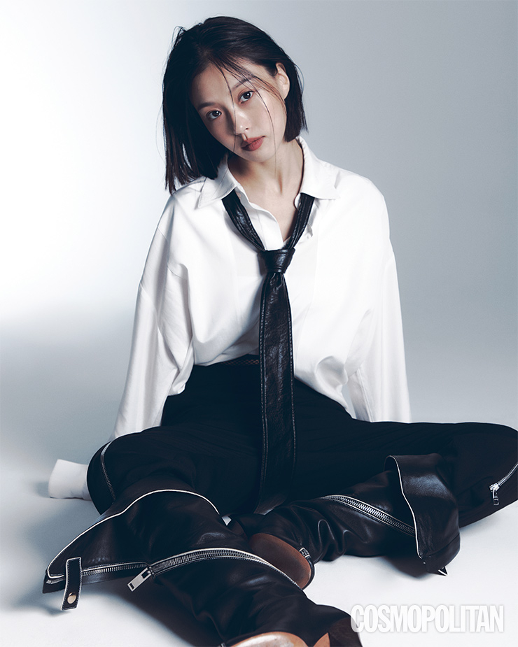 셔츠, 타이 모두 가격미정 리리. 팬츠 가격미정 알렉산더 맥퀸. 부츠 가격미정 셀린느.