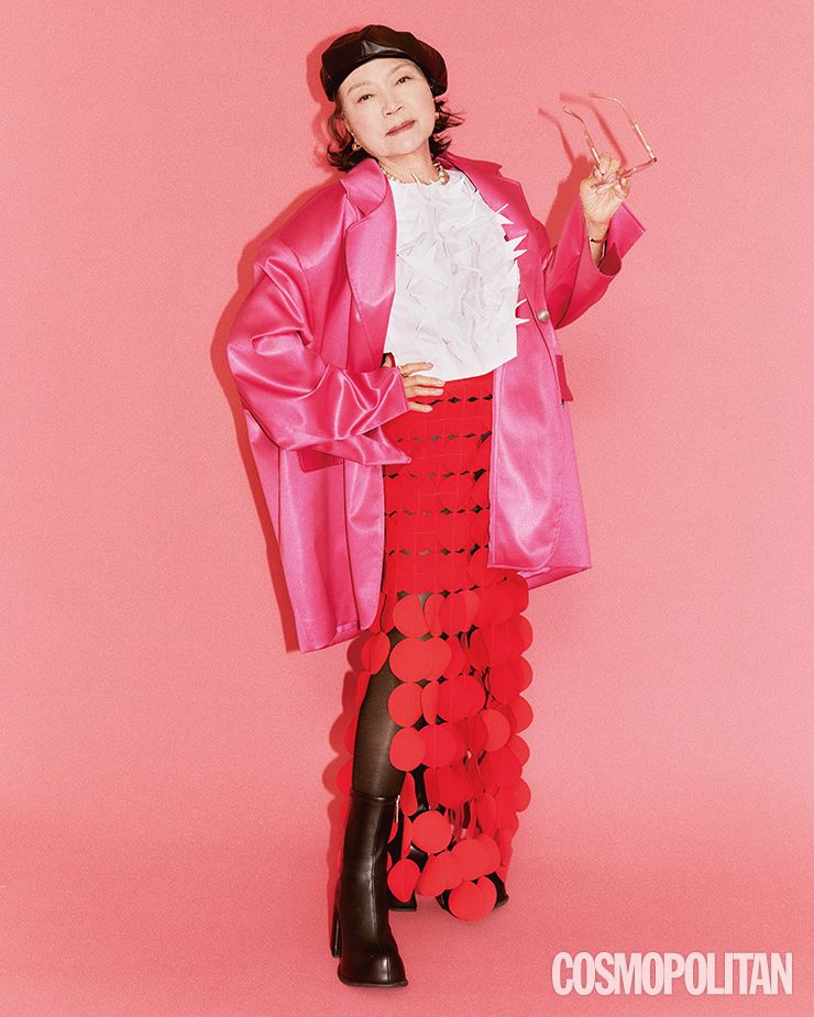  재킷 25만7천원대 딘트.  이너 톱 1백5만원 한킴. 스커트  1백57만9천원대 어웨이크 모드 by 네타포르테.  선글라스 28만원 젠틀몬스터. 귀고리 16만원, 목걸이 32만원, 반지 12만원 모두 넘버링.  부츠 15만5천원 찰스앤키스. 베레 스타일리스트 소장품. 팔찌 본인 소장품.