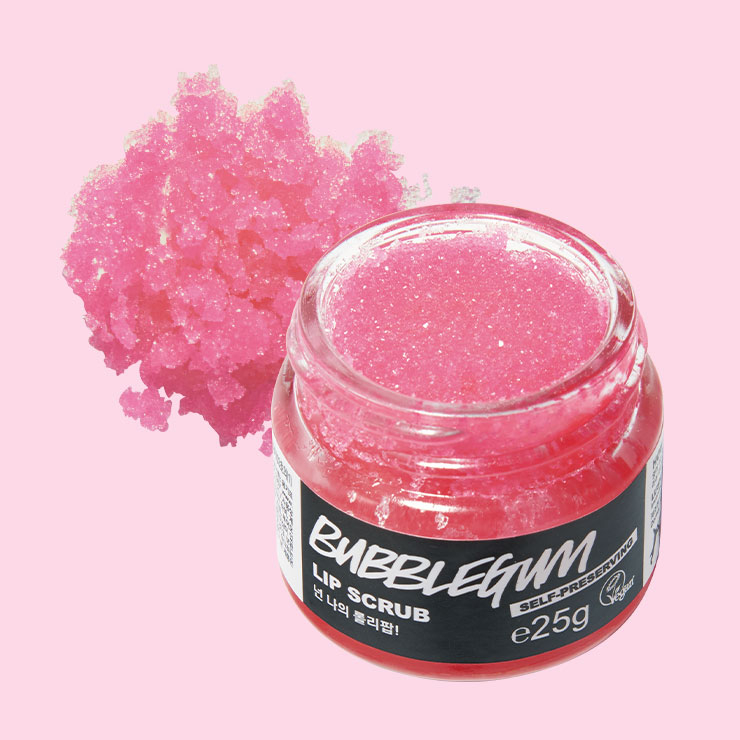 러쉬 버블검 1만4천원─흑설탕이 입술 각질을 자극 없이 제거하고, 호호바씨 오일이 입술에 풍부한 보습감을 부여한다. 