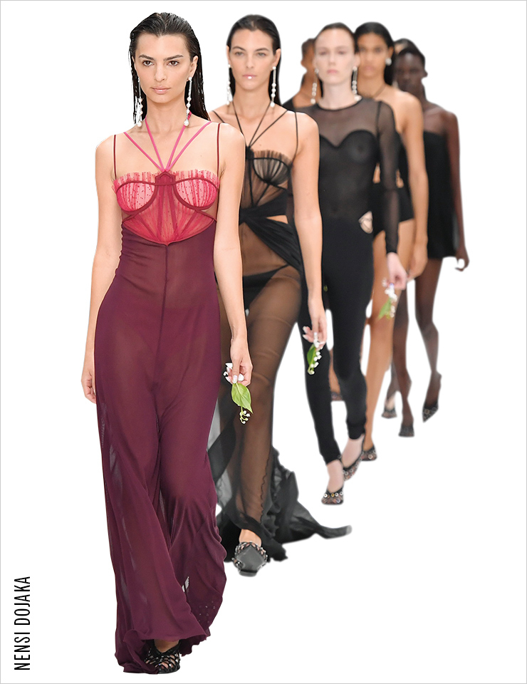 엘리자베스 2세 여왕이 가장 좋아하는 꽃이자 대관식에 등장했던 은방울꽃을 모델들이 들고 피날레를 선보였다.