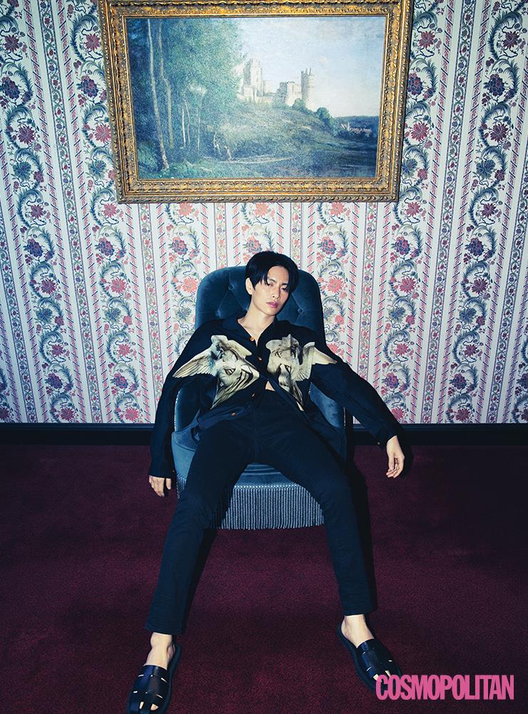 셔츠 81만원 아크네 스튜디오. 팬츠 36만5천원 존 바바토스. 슬라이드 39만8천원 렉토.