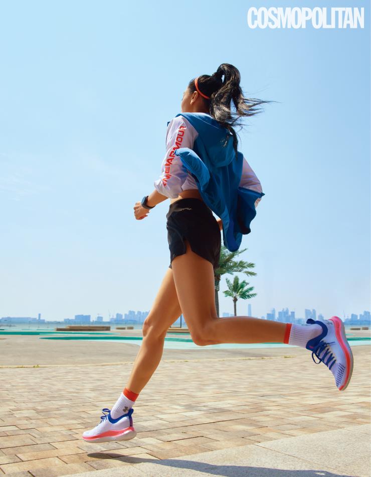 우븐 CB WM 후디 재킷, HeatGearⓡ 아머 반팔 티셔츠, UA 론치 SW “고 올데이” 쇼츠, UA 플로우 스포츠 에디션 105 컬러, 양말 모두 가격미정 언더아머. 스마트 워치 가격미정 갤럭시 워치 액티브 2 언더아머 에디션.