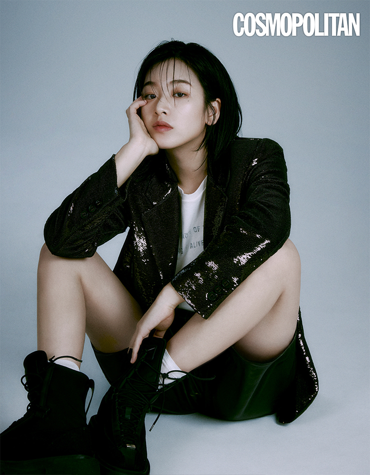 스팽글 재킷 1백95만7천원, 티셔츠 31만8천원, 가죽 쇼츠 1백60만원 모두 골든구스. 워커 가격미정 페라가모. 양말 스타일리스트 소장품.