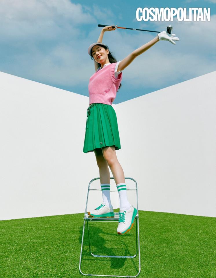 트렌디한 디자인에 기능성을 갖춘 하이브리드 스타일이 돋보이는 'SPACKLER' 라인. 그린 컬러 포인트 가죽 소재 골프화 35만8천원 캠퍼. 베스트 클로브. 골프 스커트 라코스테. 골프 장갑 듀베티카. 피케 셔츠, 선캡, 양말 에디터 소장품.