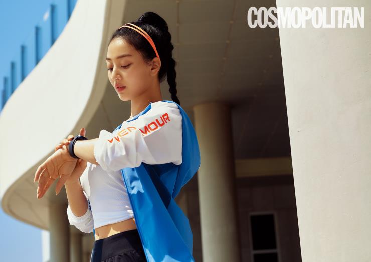 우븐 CB WM 후디 재킷, HeatGearⓡ 아머 반팔 티셔츠, UA 론치 SW “고 올데이” 쇼츠, UA 플로우 스포츠 에디션 105 컬러, 양말 모두 가격미정 언더아머. 스마트 워치 가격미정 갤럭시 워치 액티브 2 언더아머 에디션.
