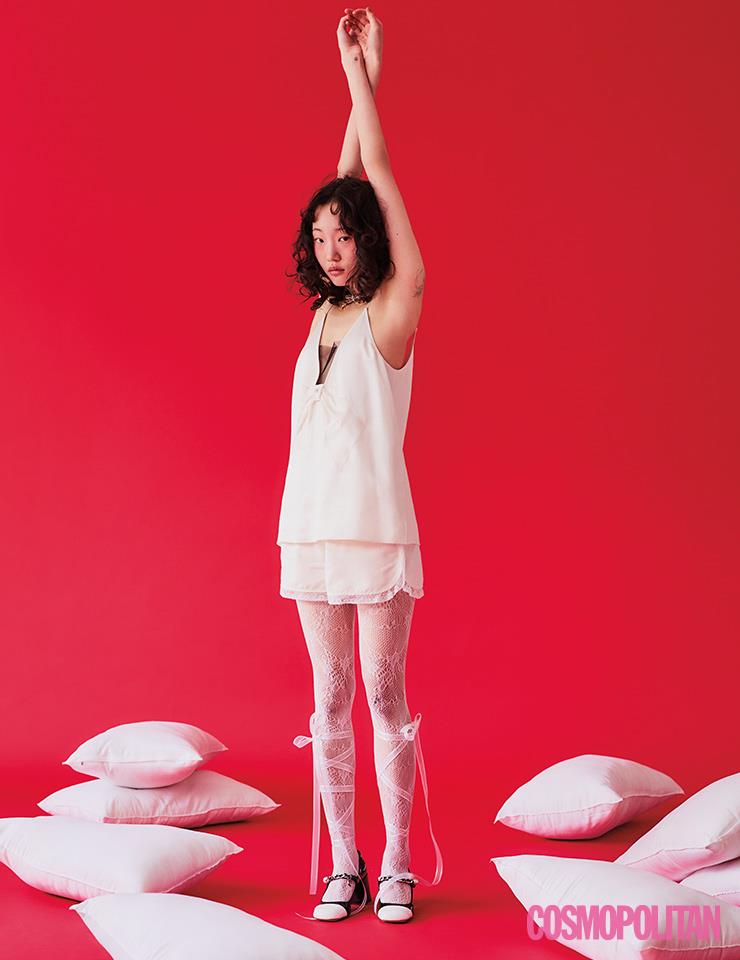 슬리브리스 톱, 쇼츠, 초커 모두 가격미정 샤넬. 스트랩 힐 가격미정 미우미우. 스타킹 에디터 소장품.