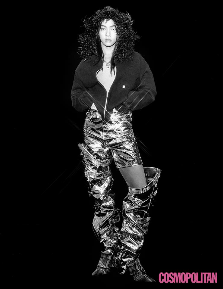 후드 재킷 62만3천원 1017 알릭스 9sm by 아데쿠베. 실버 팬츠 1백72만1천원대 본봄. 펜던트 목걸이 가격미정 크롬하츠. 데님 뮬 가격미정 디젤.