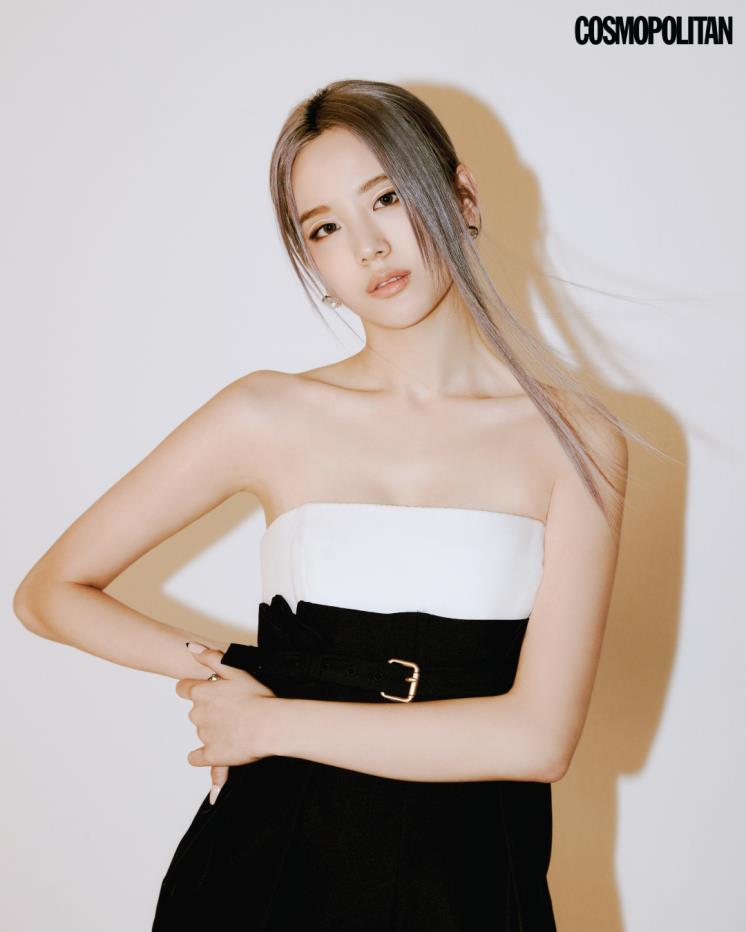  점프수트 가격미정 포츠1961. 팔찌 67만9천원, 이어링 14만9천원 모두 스와로브스키.