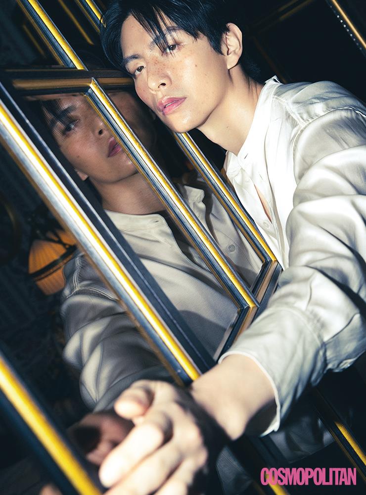 새틴 셔츠 1백80만원, 팬츠 1백33만원 모두 돌체앤가바나.