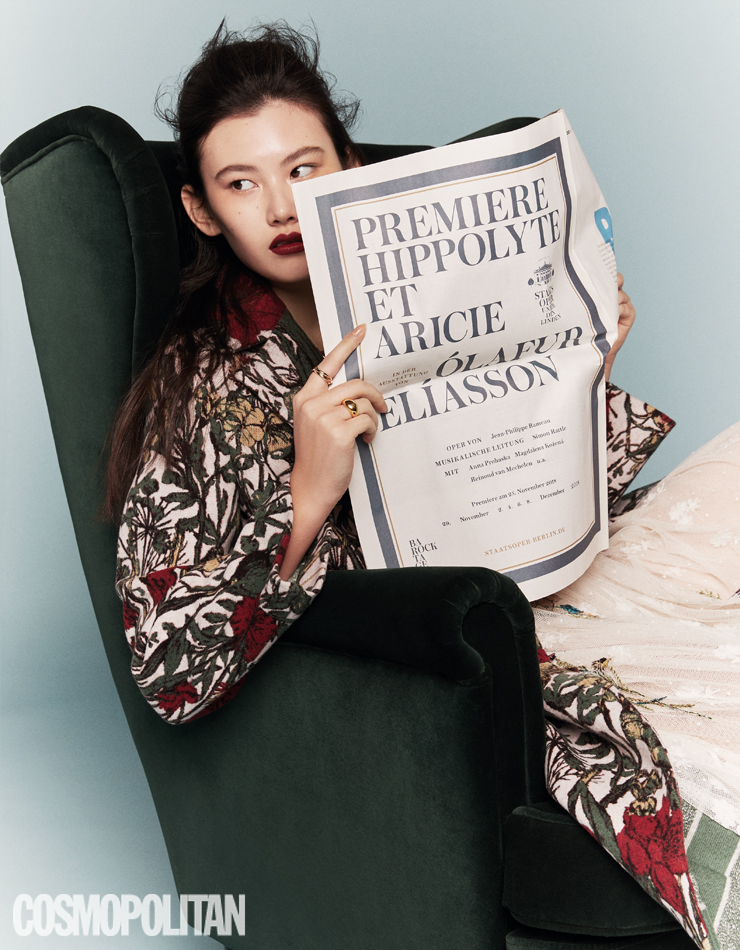 화사한 플라워 프린트는 봄의 전령사. 재킷, 드레스 모두 가격미정 디올. 반지 (위부터)2만8천원대, 8만1천원 모두 로아주.