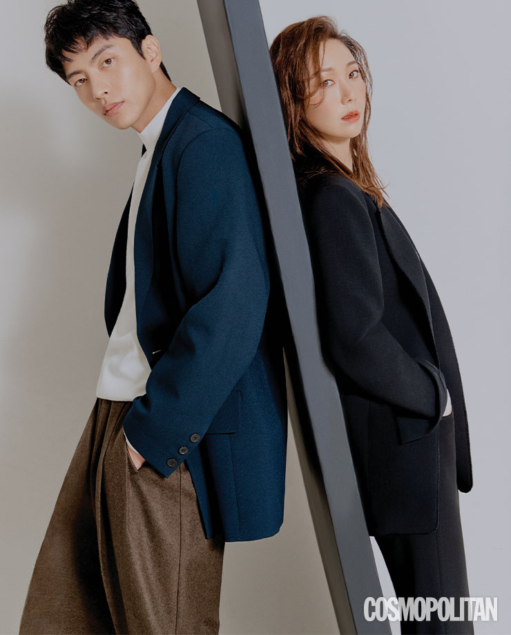 (이민기)재킷 99만5천원 메종 키츠네 by 비이커. 팬츠 59만원 렉스핑거마르쉐. 니트 터틀넥 스타일리스트 소장품. (이유영)재킷 가격미정 랑방 컬렉션. 이너 톱 6만9천원 그레이양. 팬츠 14만8천원 프론트로우. 