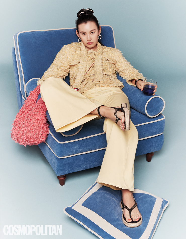 레몬 옐로 컬러로 화사함을 불어넣을 것. 재킷, 팬츠, 귀고리, 에어팟 케이스, 숄더백, 샌들 모두 가격미정 샤넬. 헤어밴드 3만9천원 빈티지헐리우드. 소파 1백35만원 에싸.