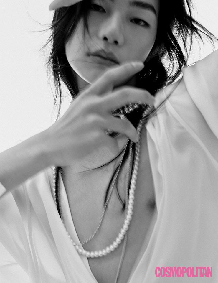 실크 셔츠, 팬츠, 벨트, 샌들 모두 가격미정 생 로랑 by 안토니 바카렐로. 진주 펜던트 초커 93만원 비비안 웨스트우드. 진주 목걸이 8만9천원 빈티지헐리우드. 진주 체인 레이어드 목걸이 에디터 소장품.