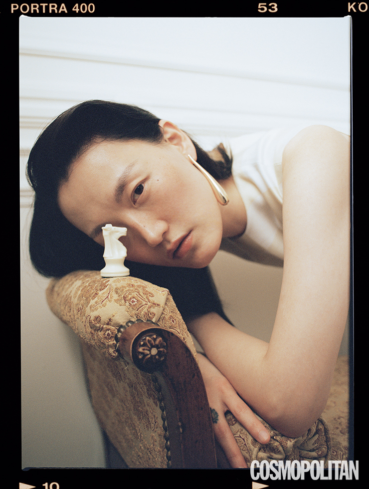 새틴 미니드레스 가격미정 베르사체. 귀고리 1만9천원 H&M.