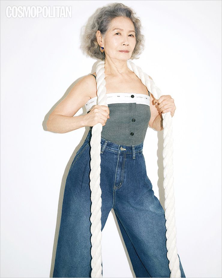  톱 가격미정 잉크. 데님 팬츠 10만8천원 프롬웨얼. 귀고리 4백28만원 에스트리. 