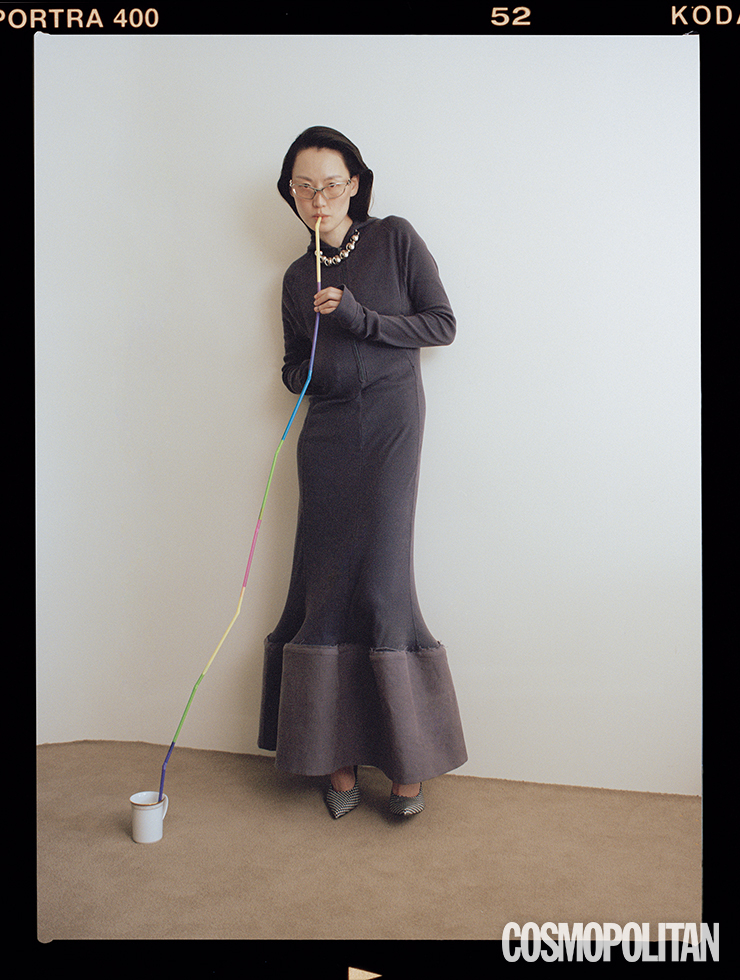 후디드 롱 드레스 가격미정 아크네 스튜디오. 안경 38만원 젠틀몬스터. 목걸이 가격미정 베르사체. 펌프스 가격미정 드리스 반 노튼.