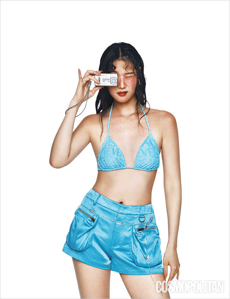 비키니 톱 32만원 베르사체. 새틴 쇼츠 1백38만원 블루마린. 벨리 체인 28만원 씨시어. 네일 팁 1만1천원대 핑거수트.