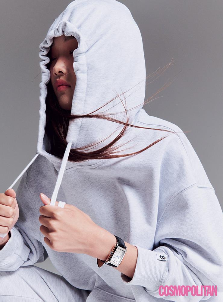 후디 11만8천원, 스웨트팬츠 9만5천원 모두 발롱. 돌체비타 워치 2백20만원 론진.