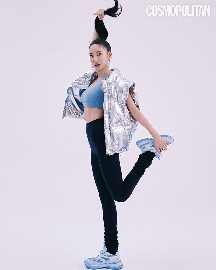  에어쿨링 원숄더 브라탑 더치블루 3만9천원, NEW 기모 유로센스 레깅스 9부 블랙 5만9천원, 레그 롱 워머 블랙 1만4천9백원 모두 안다르.