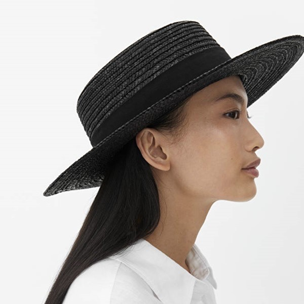 금새록이 착용한 라피아햇은 아르켓(ARKET). 