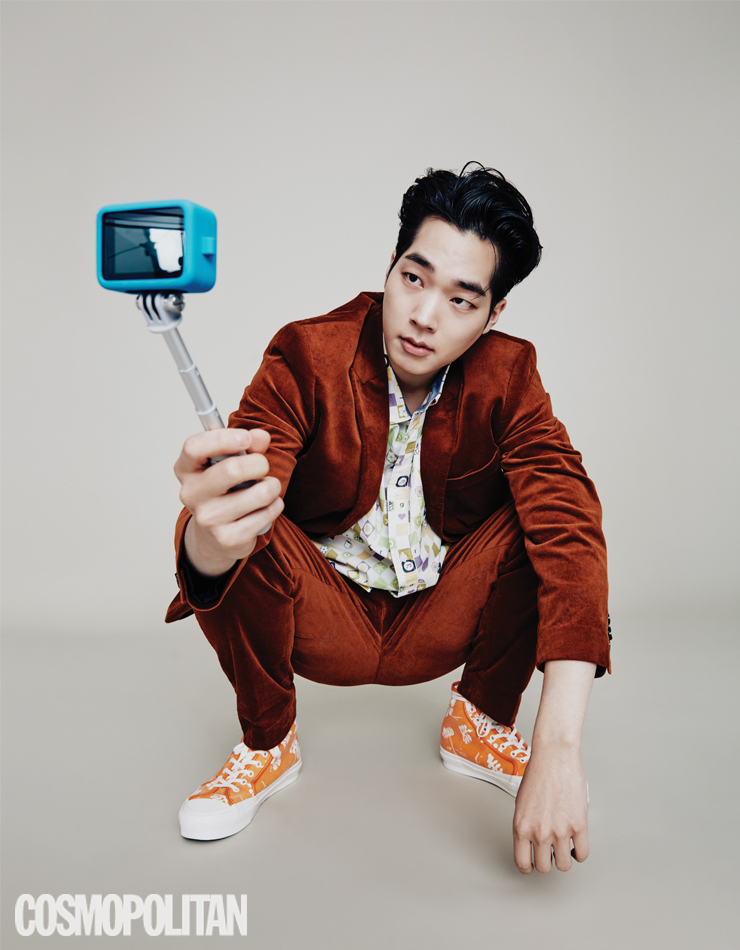 재킷 7만9천9백원, 팬츠 3만9천9백원 모두 H&M. 셔츠, 스니커즈 모두 가격미정 반스. 