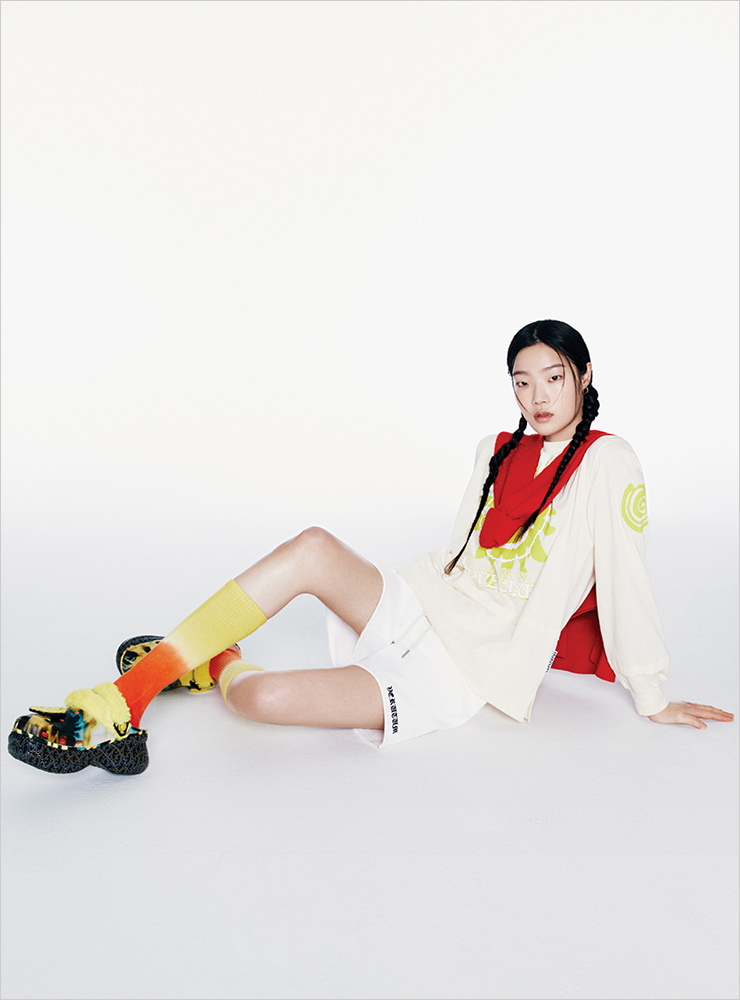 티셔츠 20만원대 가니. 쇼츠 15만9천원 베루툼. 어깨에 걸친 카디건 가격미정 헬무트랭 by 10 꼬르소 꼬모 서울. 양말 2만5천원 나이키. 클로그 9만4천원대 크록스. 