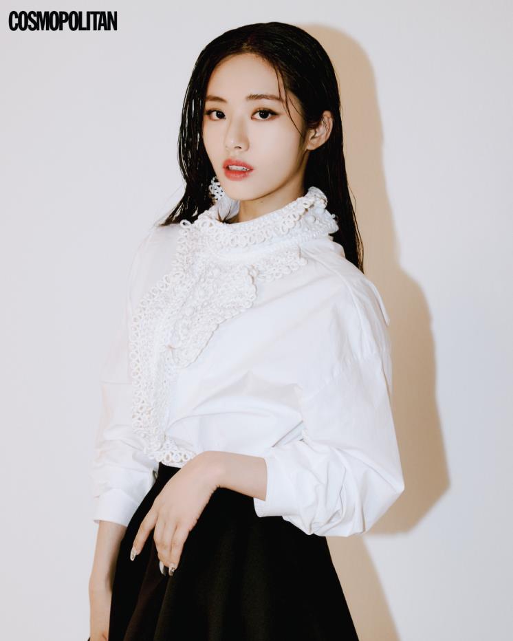 블라우스 4백40만원, 스커트 1백70만원 모두 발렌티노.