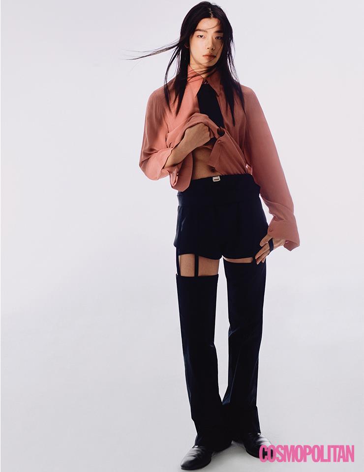 실크 셔츠, 드릴 팬츠, 타이, 레이스업 슈즈 모두 가격미정 구찌. 목걸이 70만원 스와로브스키.