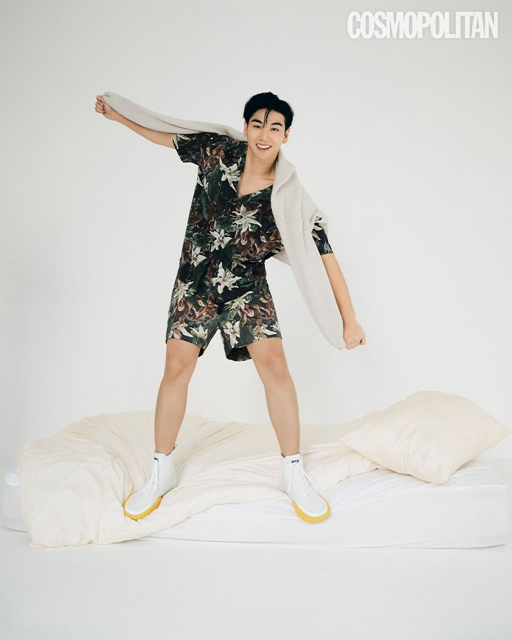 '자연과의 조화가 선사하는 안락함'이란 메시지가 담긴, 만물을 구성하는 네 가지 원소에서 영감을 받은 텍스타일 그래픽 룩.