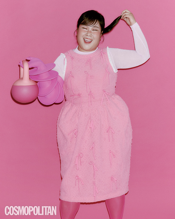  드레스 48만원 비뮈에트. 터틀넥 1만8천5백원 페스토. 롱 장갑 45만원 선우. 스타킹 스타일리스트 소장품.