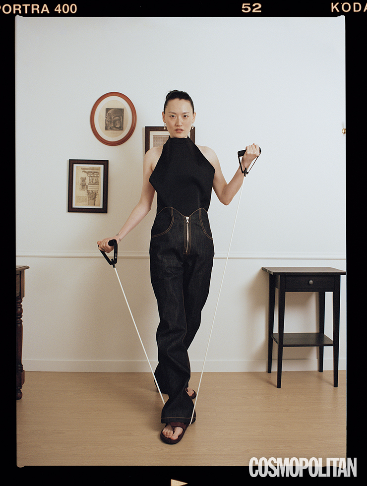 홀터넥 네오프렌 톱, 데님 팬츠 모두 가격미정 웰던. 귀고리 가격미정 지방시. 샌들 가격미정 에르메스.