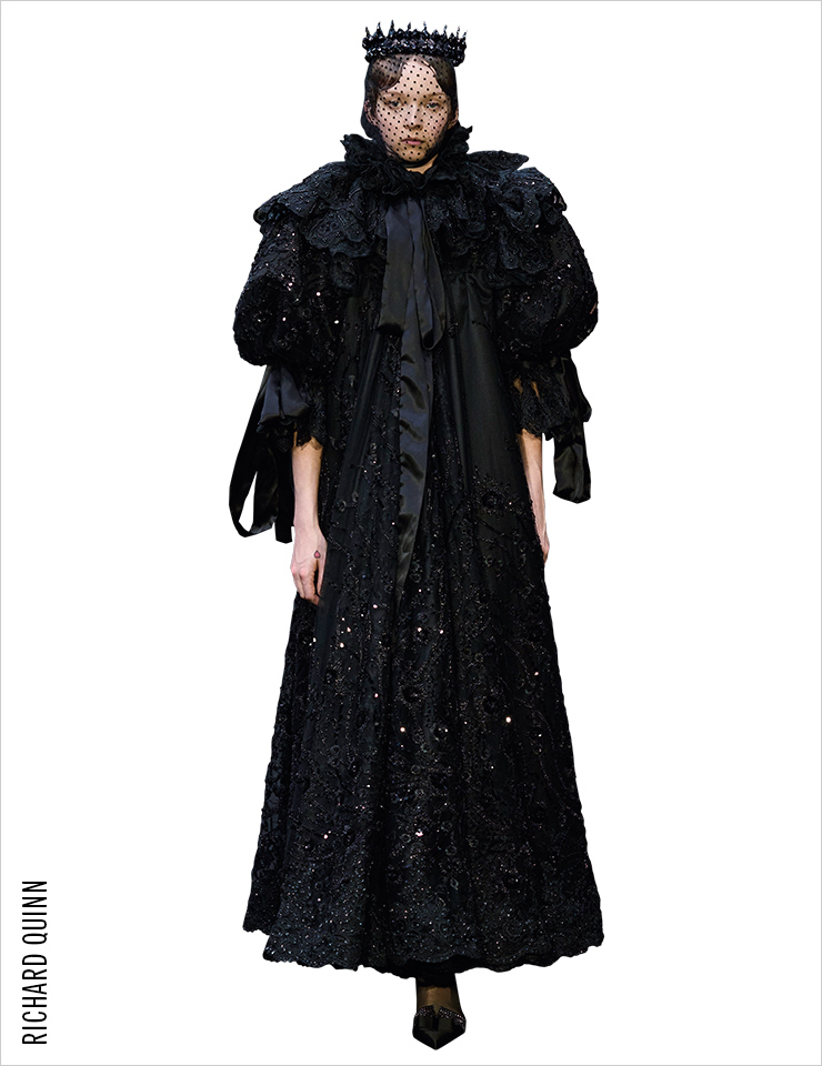 제1회 엘리자베스 여왕 영국 디자인상을 수상했던 디자이너 리처드 퀸은 여왕의 서거 소식에 애도의 감정을 담은 22개의 블랙 룩을 추가로 제작했다. 1950년대 실루엣의 드레스, 망토, 스윙 코트 등이 등장했고, 베일로 얼굴을 가려 퀸에 대한 헌사를 퀸답게 표현했다.