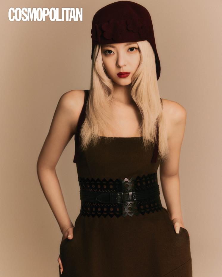 슬리브리스 드레스 가격미정 막스마라. 코르셋 벨트 가격미정 알라이아. 버건디 해트 40만원 스챠 by 10 꼬르소 꼬모.