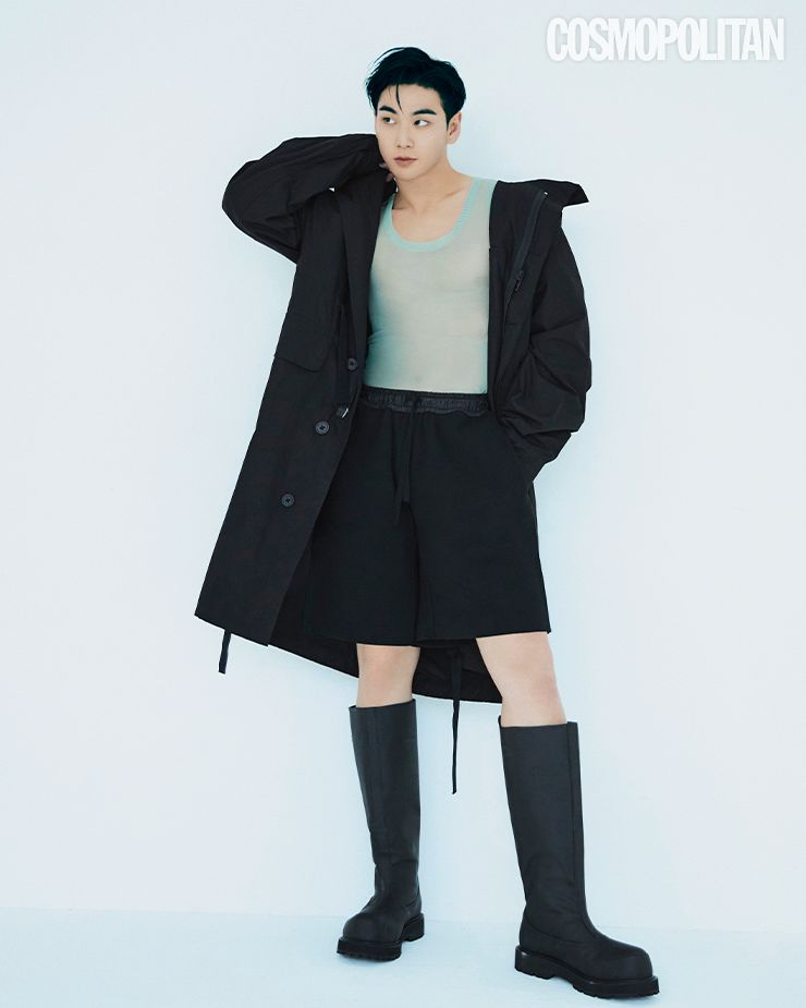 시원하 게 내리는  ‘ 봄비 ’ 가 떠오르는  여유로운 핏의 아우터 와 청량한 블루 컬러의  시스루 나일론 니트 를 덧입은 백호.