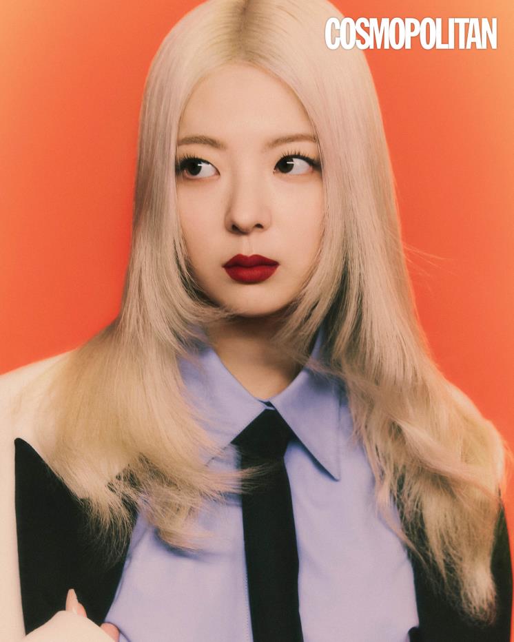 재킷, 셔츠, 타이 모두 가격미정 발렌티노.