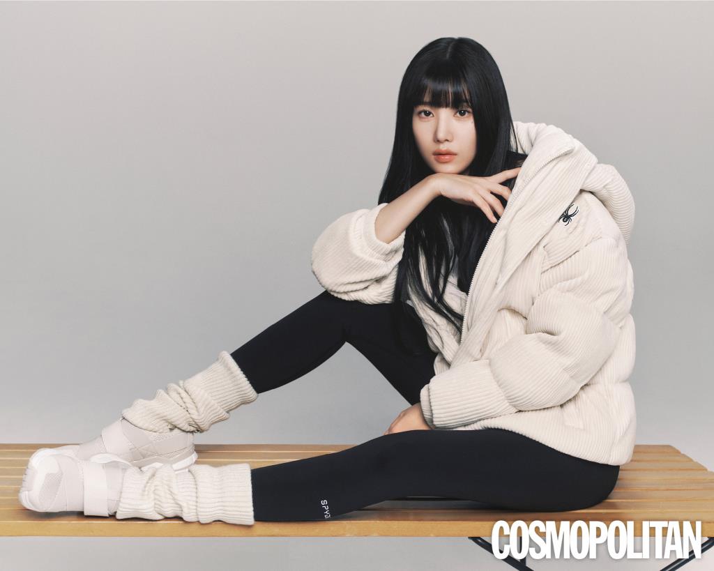 코듀로이 숏 다운 재킷 39만9천원, 브레서블 레터링 브라톱 5만9천원, 브레서블 스킨 핏 레깅스 5만9천원 모두 스파이더. 
