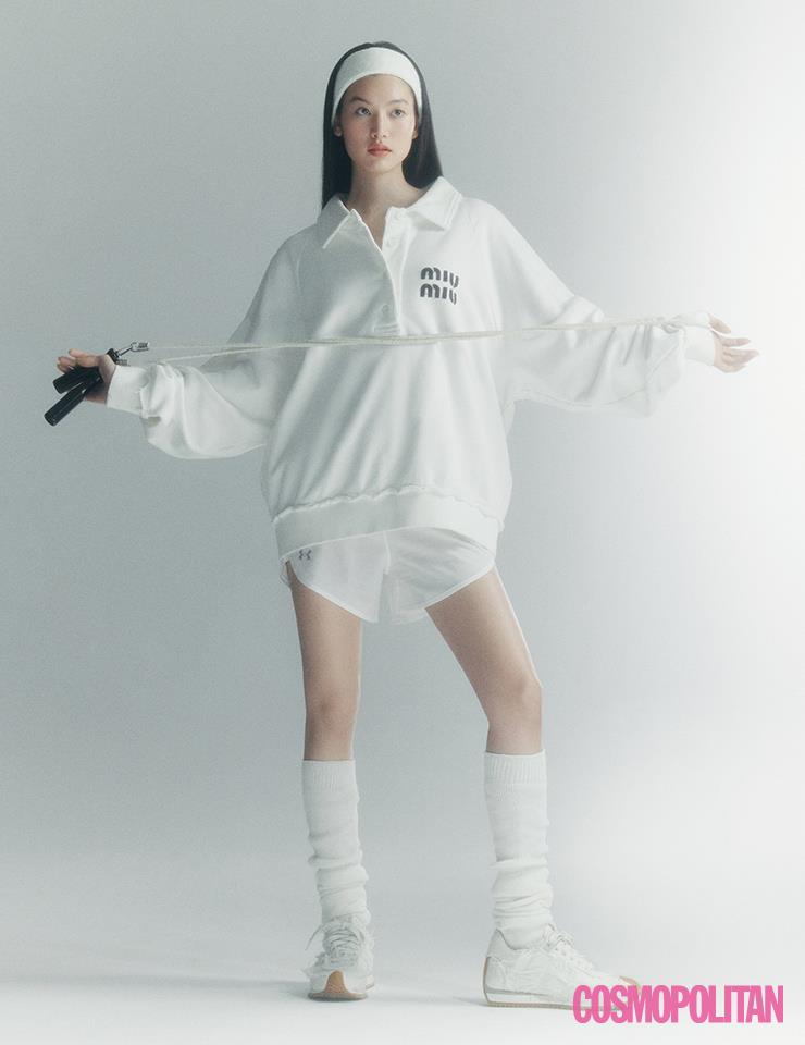 스웨트셔츠 2백25만원 미우미우. 쇼츠 4만5천원 언더아머. 스니커즈 95만원 로에베. 헤어밴드, 레그 워머 에디터 소장품.