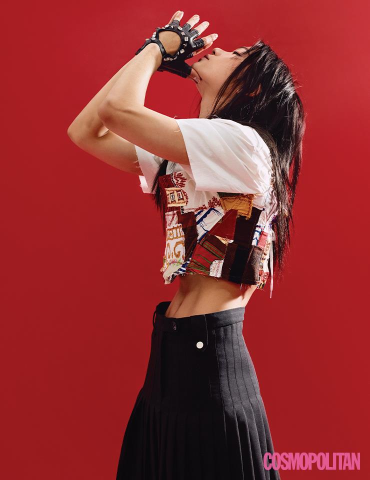 패치워크 코르셋 23만8천원 로지 에반스 by 패닉볼트. 크롭트 셔츠 71만8천원대 본봄. 스커트 가격미정 이곤랩 by 10 꼬르소 꼬모 서울. 장갑 1백4만원 돌체앤가바나.