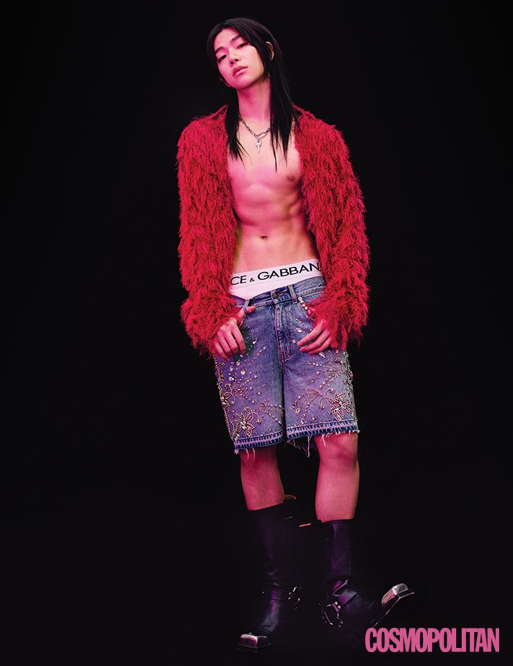 프린지 셔츠 27만8천원 레이블리스. 데님 쇼츠 8백90만원, 부츠 2백90만원 모두 구찌. 브리프 22만원 돌체앤가바나. 펜던트 목걸이 81만원 오프화이트.