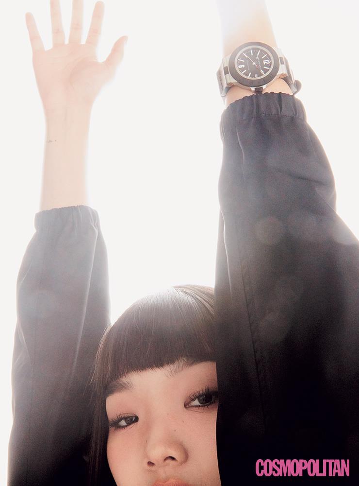 셔츠 1백61만원 프라다. 러버 베젤, 티타늄 케이스 백을 장착한 알루미늄 워치 3백60만원 불가리.