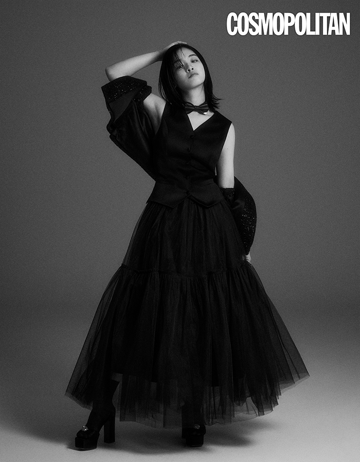 트위드 베스트 1백58만원, 베스트 89만8천원, 샤 스커트 1백98만원 모두 로드앤테일러. 슈즈 가격미정 쥬세페 자노티. 보타이 스타일리스트 소장품.