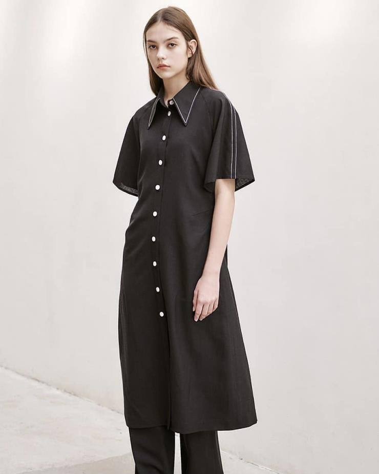 차정원의 원피스는 아바몰리. 19만8천원, 