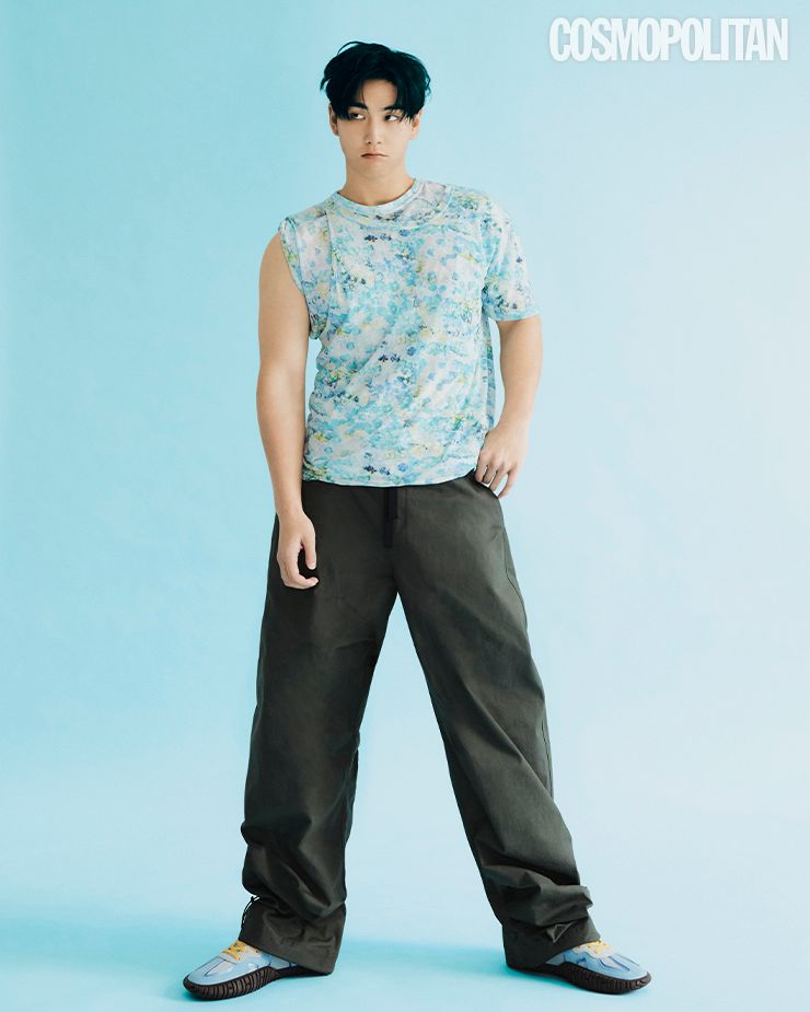 텍스타일 그래픽 레이블인 노와트(nowartt)와의 콜라보레이션을 통해 탄생한 플로럴 프린트 룩.